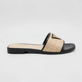 Guess Sandalia Slip On Negro Triángulo Guess Dorado Empeine Suela Negra | Compralo en Soy Reinventada GT | 1