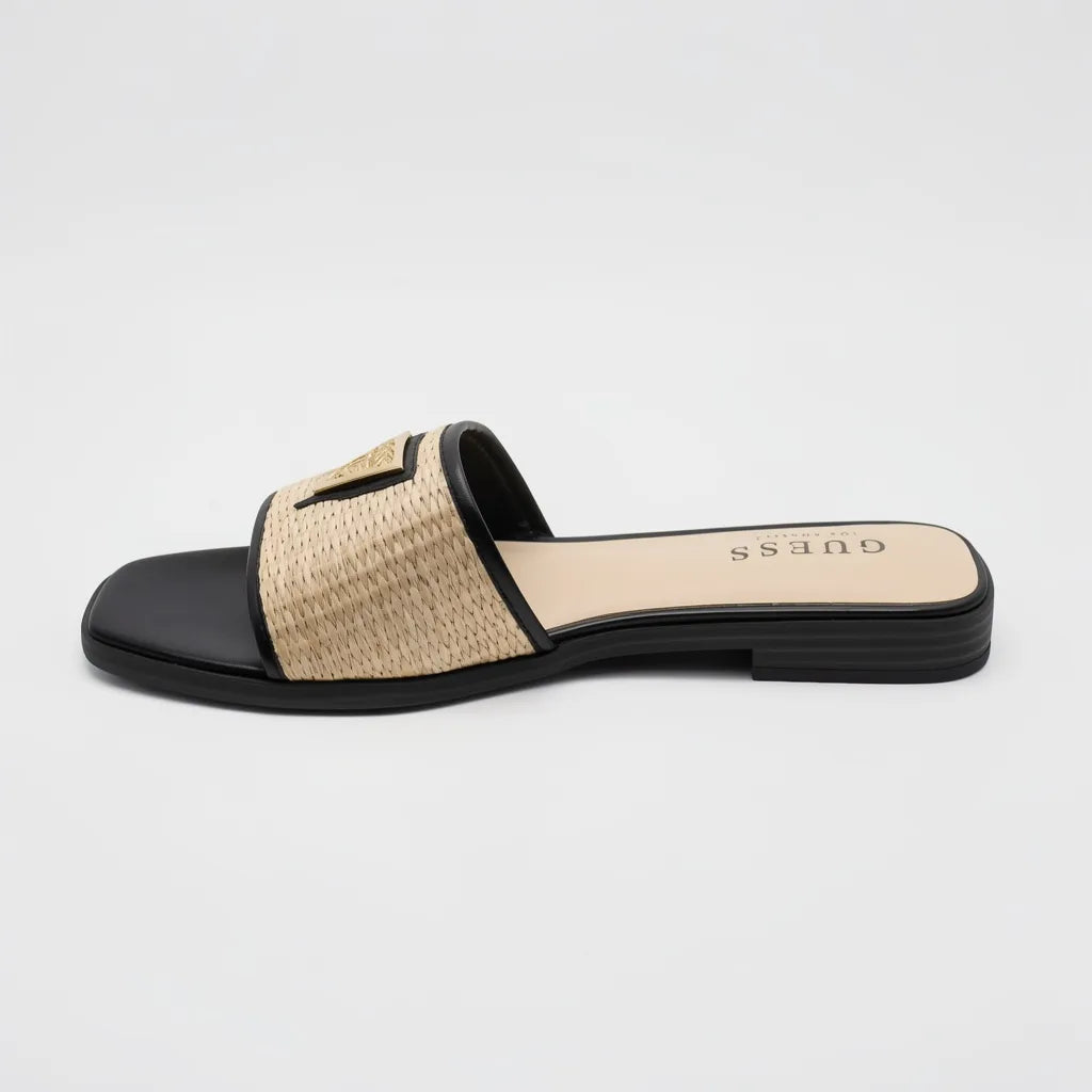 Guess Sandalia Slip On Negro Triángulo Guess Dorado Empeine Suela Negra | Compralo en Soy Reinventada GT | 2