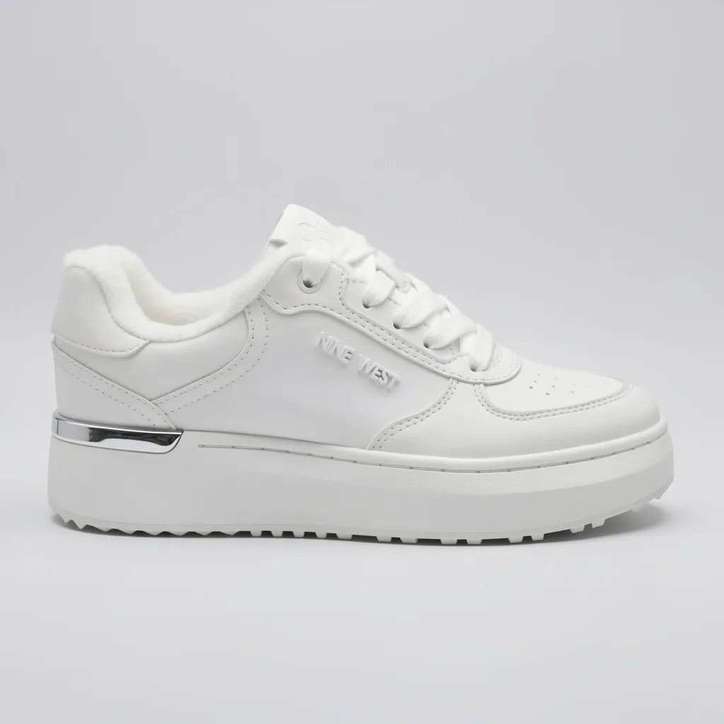 Nine West Tenis Plataforma Blanco Peluche N/A Interior Suela Blanca | Photo Studio AI | 1