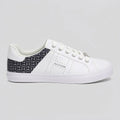 Tommy Tenis Moderno Blanco Diseño TH Azul/ Plateado Talón Suela Blanca | Photo Studio AI | 1