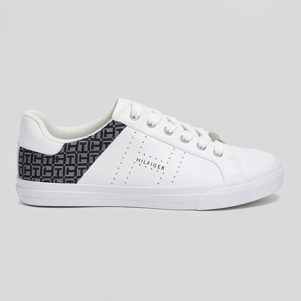 Tommy Tenis Moderno Blanco Diseño TH Azul/ Plateado Talón Suela Blanca | Photo Studio AI | 1