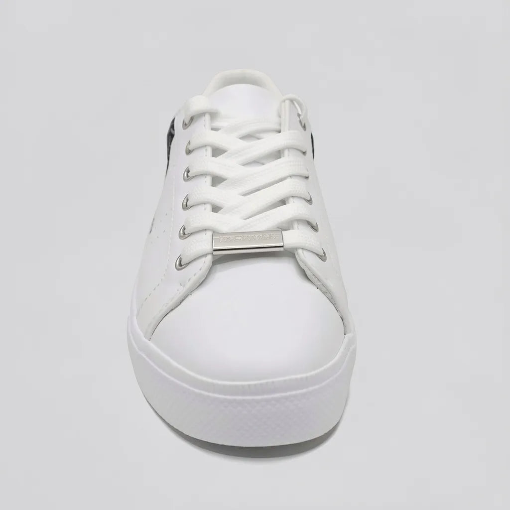 Tommy Tenis Moderno Blanco Diseño TH Azul/ Plateado Talón Suela Blanca | Photo Studio AI | 3