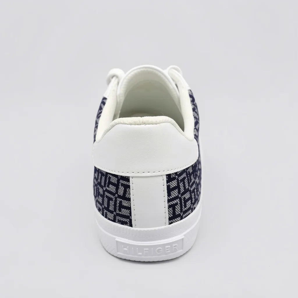 Tommy Tenis Moderno Blanco Diseño TH Azul/ Plateado Talón Suela Blanca | Photo Studio AI | 4
