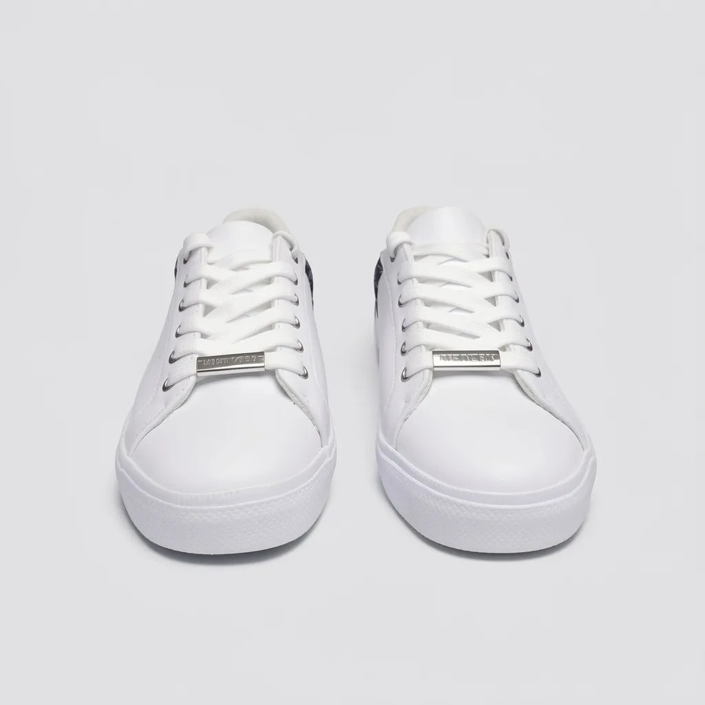 Tommy Tenis Moderno Blanco Diseño TH Azul/ Plateado Talón Suela Blanca | Photo Studio AI | 5
