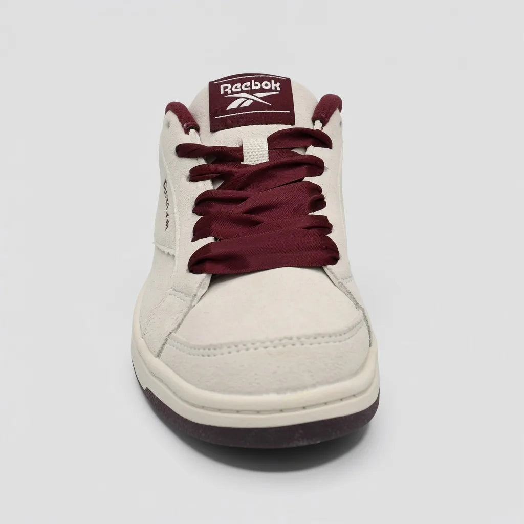 Reebok Tenis Moderno Crema Detalles Corinto Talón y Cintas Suela Blanco/ Corinto | Photo Studio AI | 3