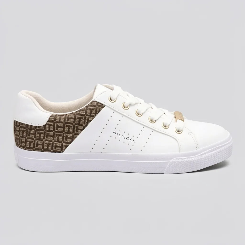 Tommy Tenis Moderno Blanco Diseño TH Café/ Dorado Talón Suela Blanca | Photo Studio AI | 1