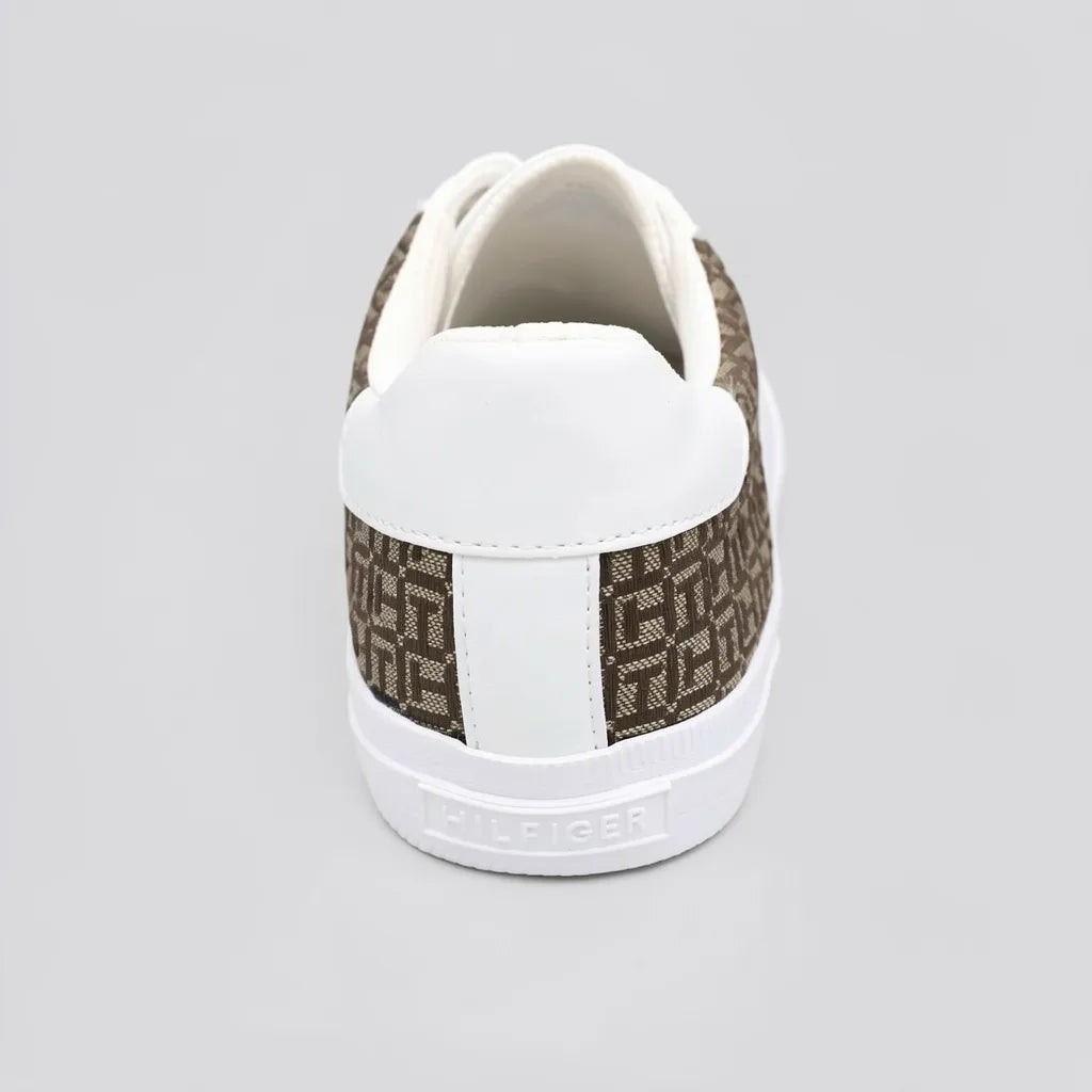 Tommy Tenis Moderno Blanco Diseño TH Café/ Dorado Talón Suela Blanca | Photo Studio AI | 4