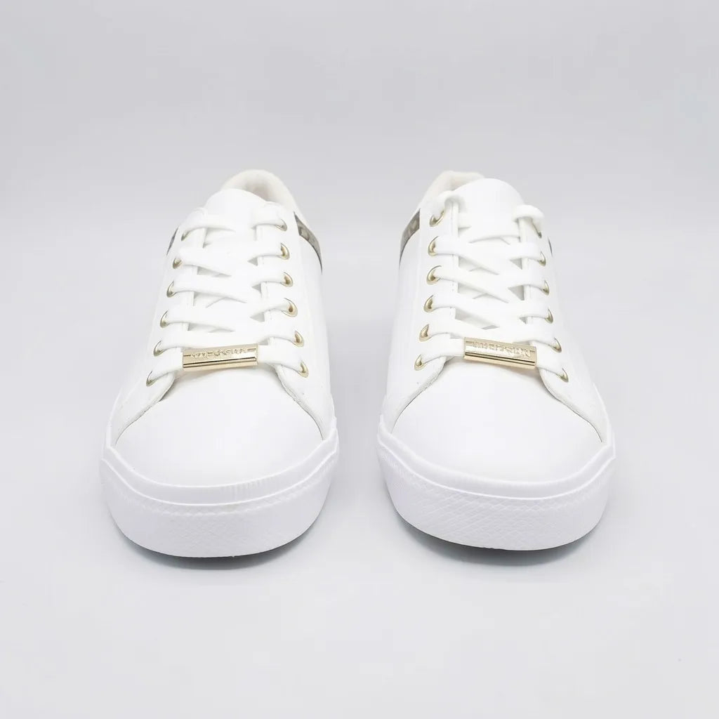 Tommy Tenis Moderno Blanco Diseño TH Café/ Dorado Talón Suela Blanca | Photo Studio AI | 5