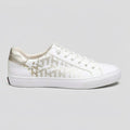 Tommy Tenis Moderno Blanco Estampado TH Dorado Lateral y Talón Suela Blanca | Photo Studio AI | 1