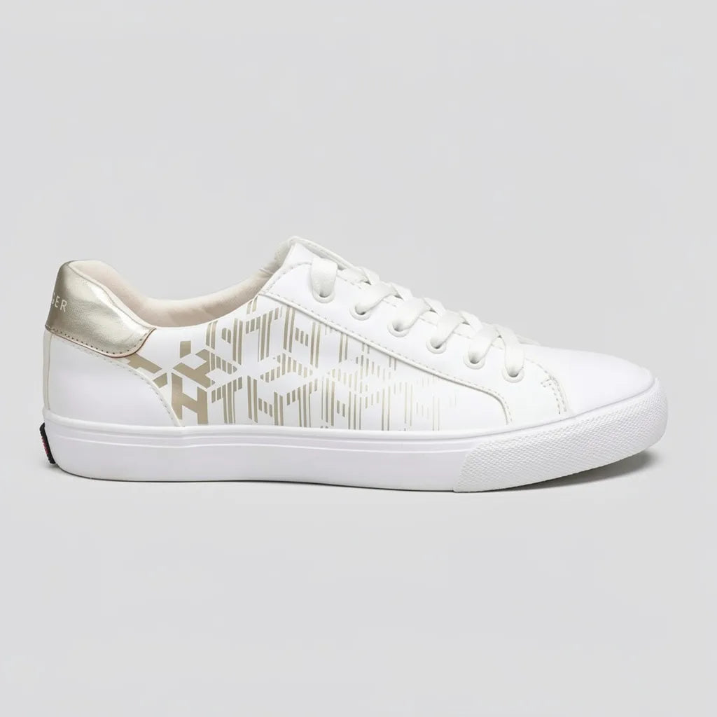 Tommy Tenis Moderno Blanco Estampado TH Dorado Lateral y Talón Suela Blanca | Photo Studio AI | 1