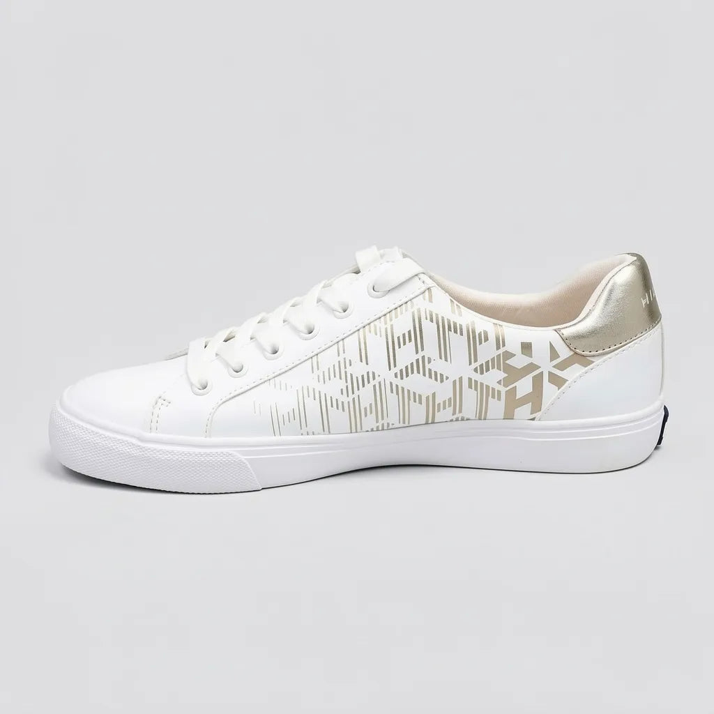 Tommy Tenis Moderno Blanco Estampado TH Dorado Lateral y Talón Suela Blanca | Photo Studio AI | 2