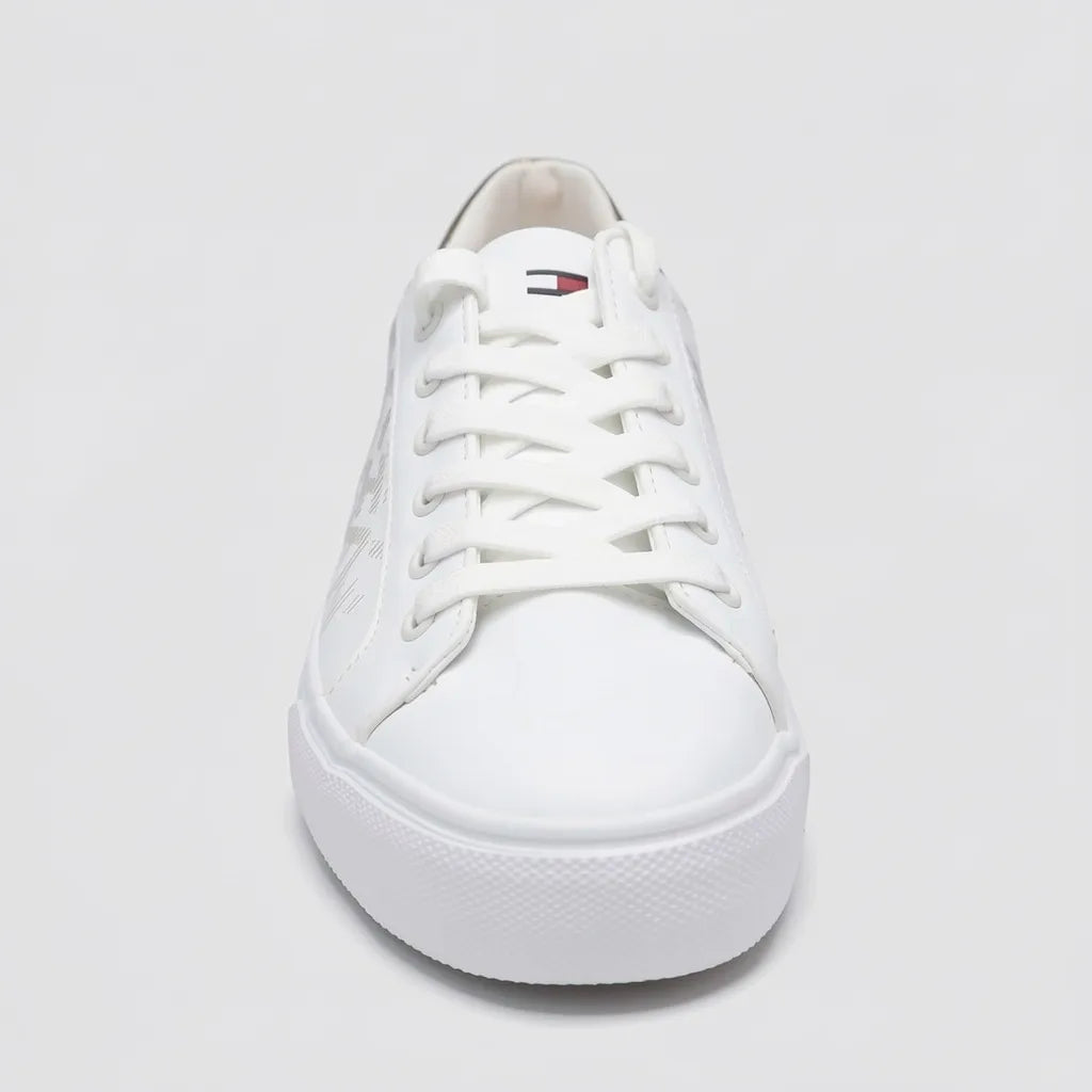 Tommy Tenis Moderno Blanco Estampado TH Dorado Lateral y Talón Suela Blanca | Photo Studio AI | 3