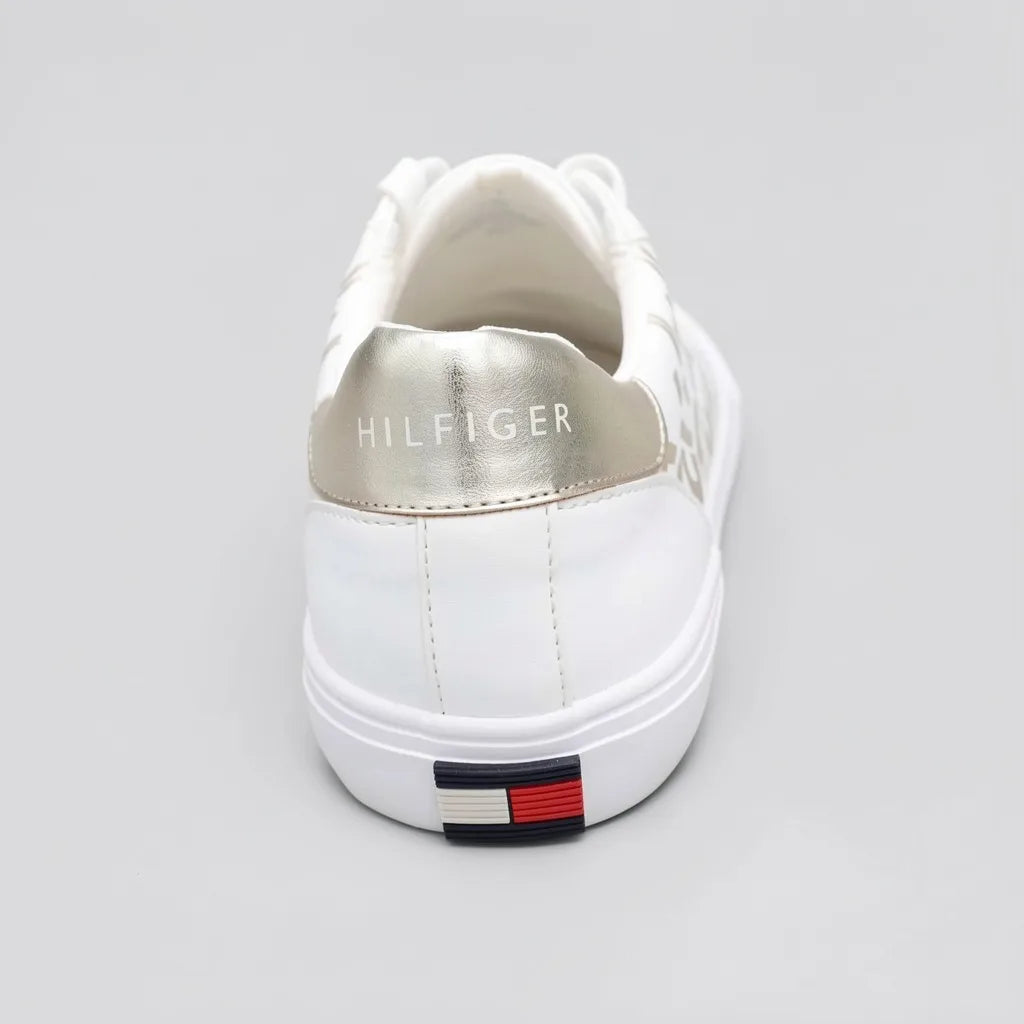 Tommy Tenis Moderno Blanco Estampado TH Dorado Lateral y Talón Suela Blanca | Photo Studio AI | 4