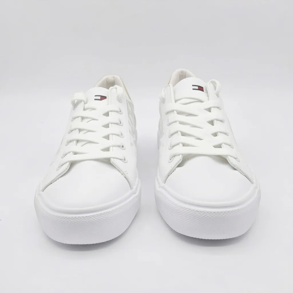 Tommy Tenis Moderno Blanco Estampado TH Dorado Lateral y Talón Suela Blanca | Photo Studio AI | 5