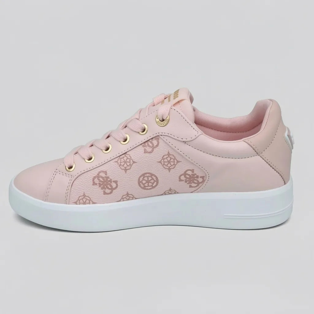 Guess Tenis Plataforma Rosado Estampado Figuras Guess Rosado/ Dorado Lateral Suela Blanca | Photo Studio AI | 2