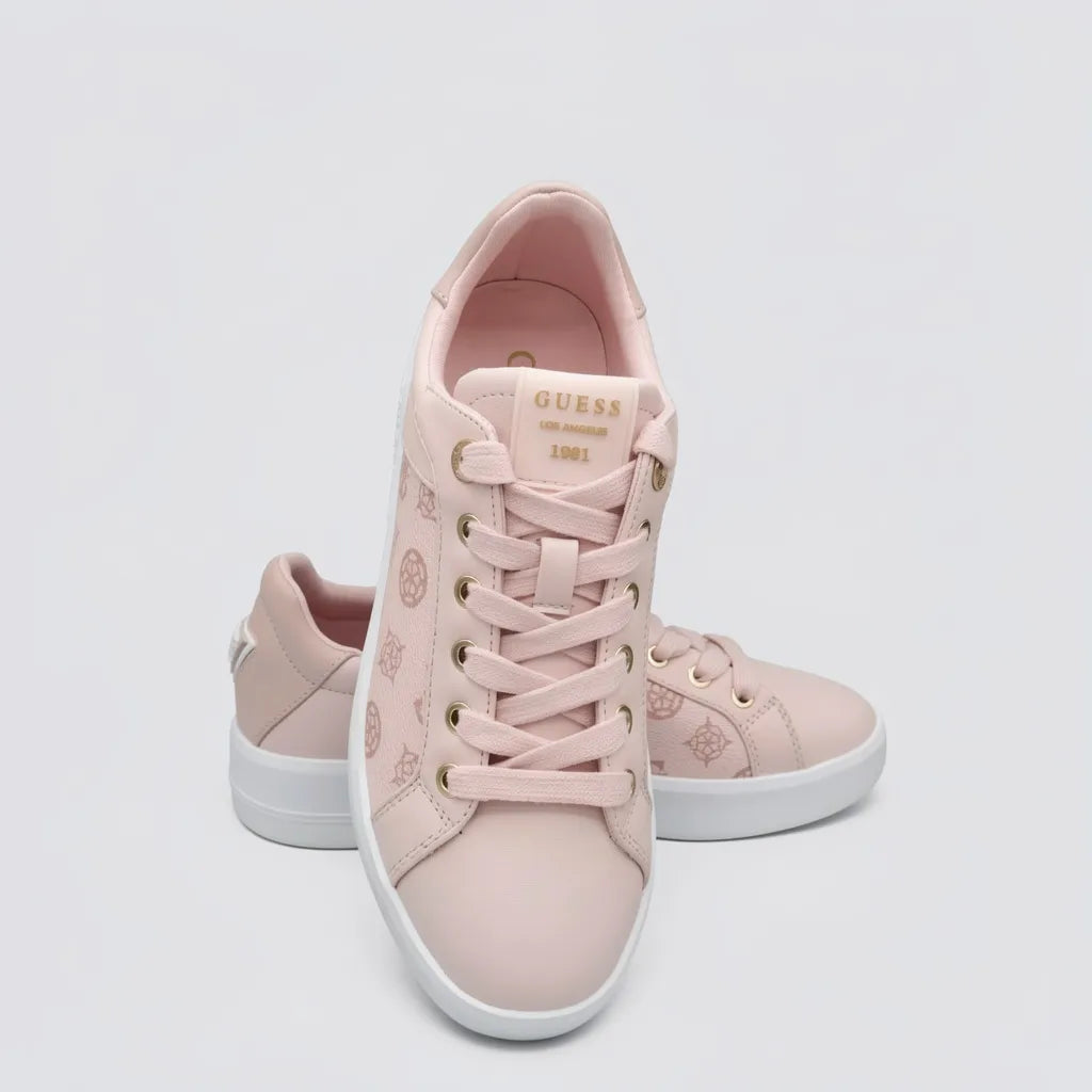 Guess Tenis Plataforma Rosado Estampado Figuras Guess Rosado/ Dorado Lateral Suela Blanca | Photo Studio AI | 5