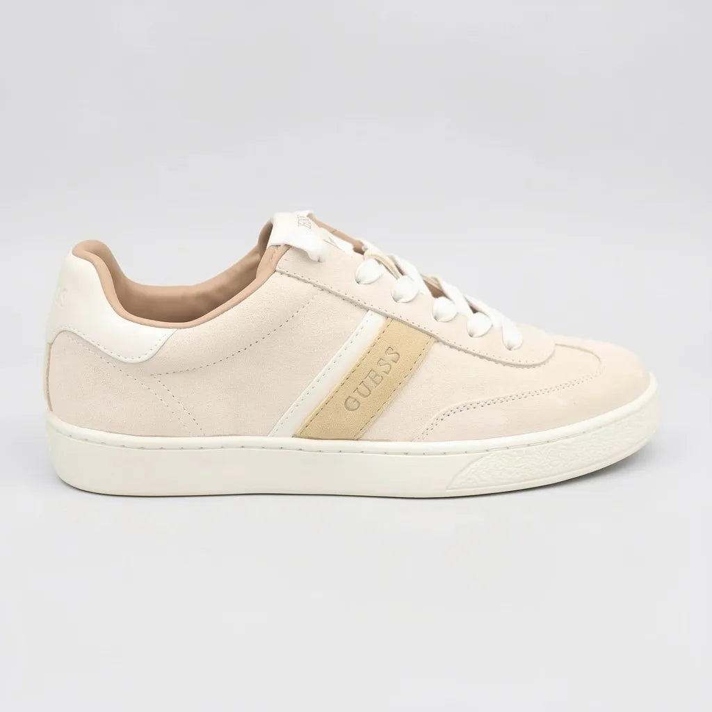 Guess Tenis Moderno Beige Franjas / Lineas Caqui Lateral y cuello interno Suela Crema | Photo Studio AI | 1