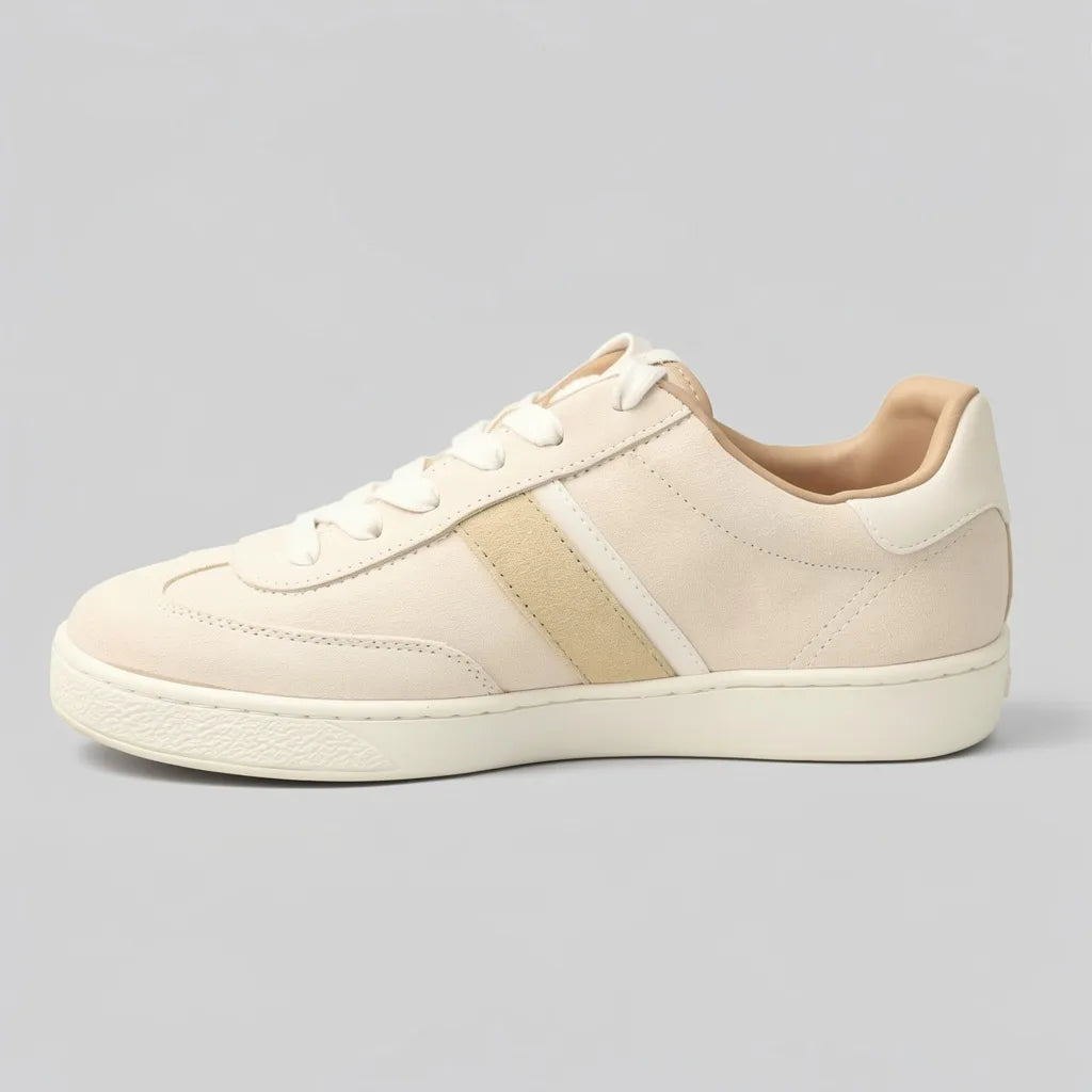 Guess Tenis Moderno Beige Franjas / Lineas Caqui Lateral y cuello interno Suela Crema | Photo Studio AI | 2