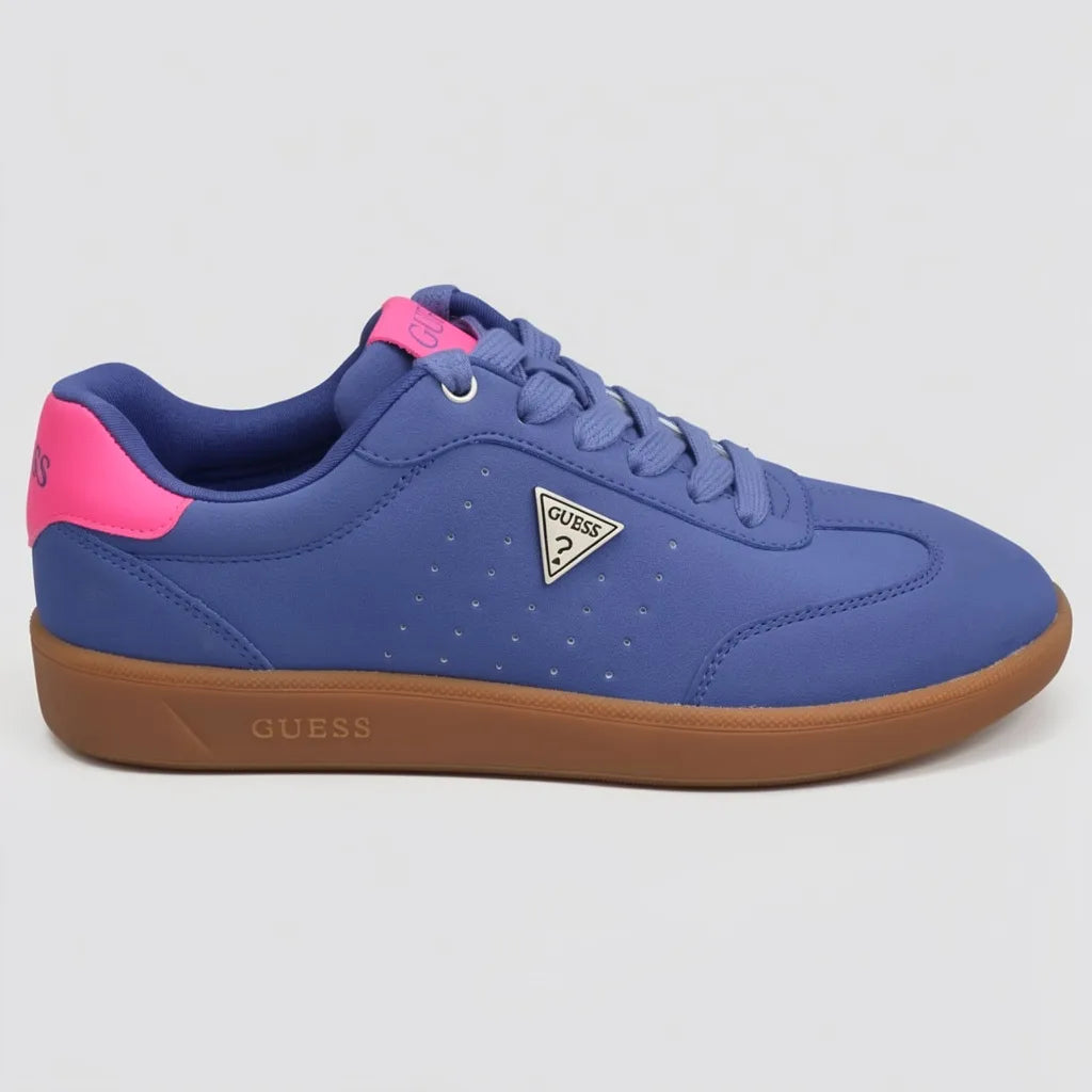 Guess Tenis Moderno Azul Detalles Rosado Fosforecente Lengüeta y Talón Suela Café | Photo Studio AI | 1