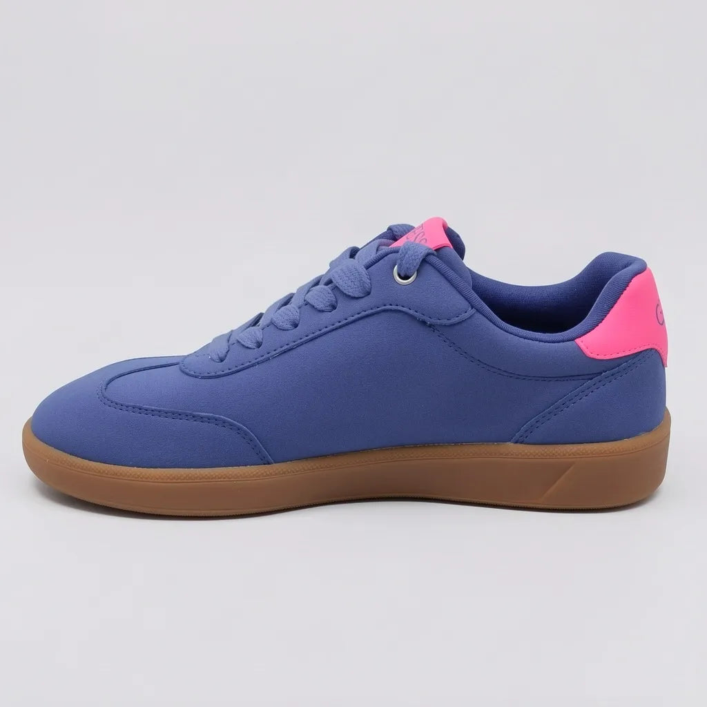 Guess Tenis Moderno Azul Detalles Rosado Fosforecente Lengüeta y Talón Suela Café | Photo Studio AI | 2