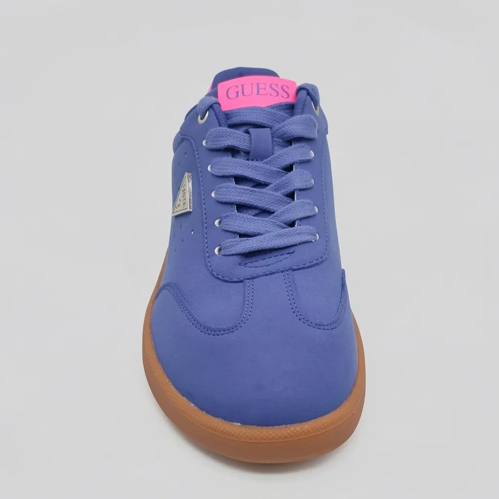 Guess Tenis Moderno Azul Detalles Rosado Fosforecente Lengüeta y Talón Suela Café | Photo Studio AI | 3