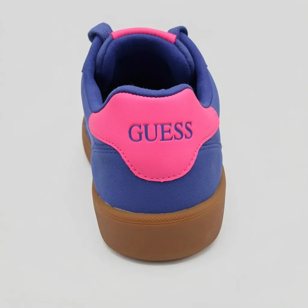 Guess Tenis Moderno Azul Detalles Rosado Fosforecente Lengüeta y Talón Suela Café | Photo Studio AI | 4