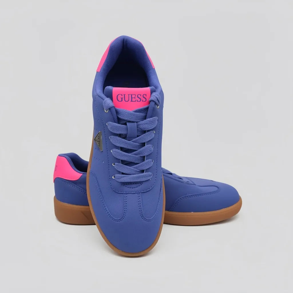 Guess Tenis Moderno Azul Detalles Rosado Fosforecente Lengüeta y Talón Suela Café | Photo Studio AI | 5