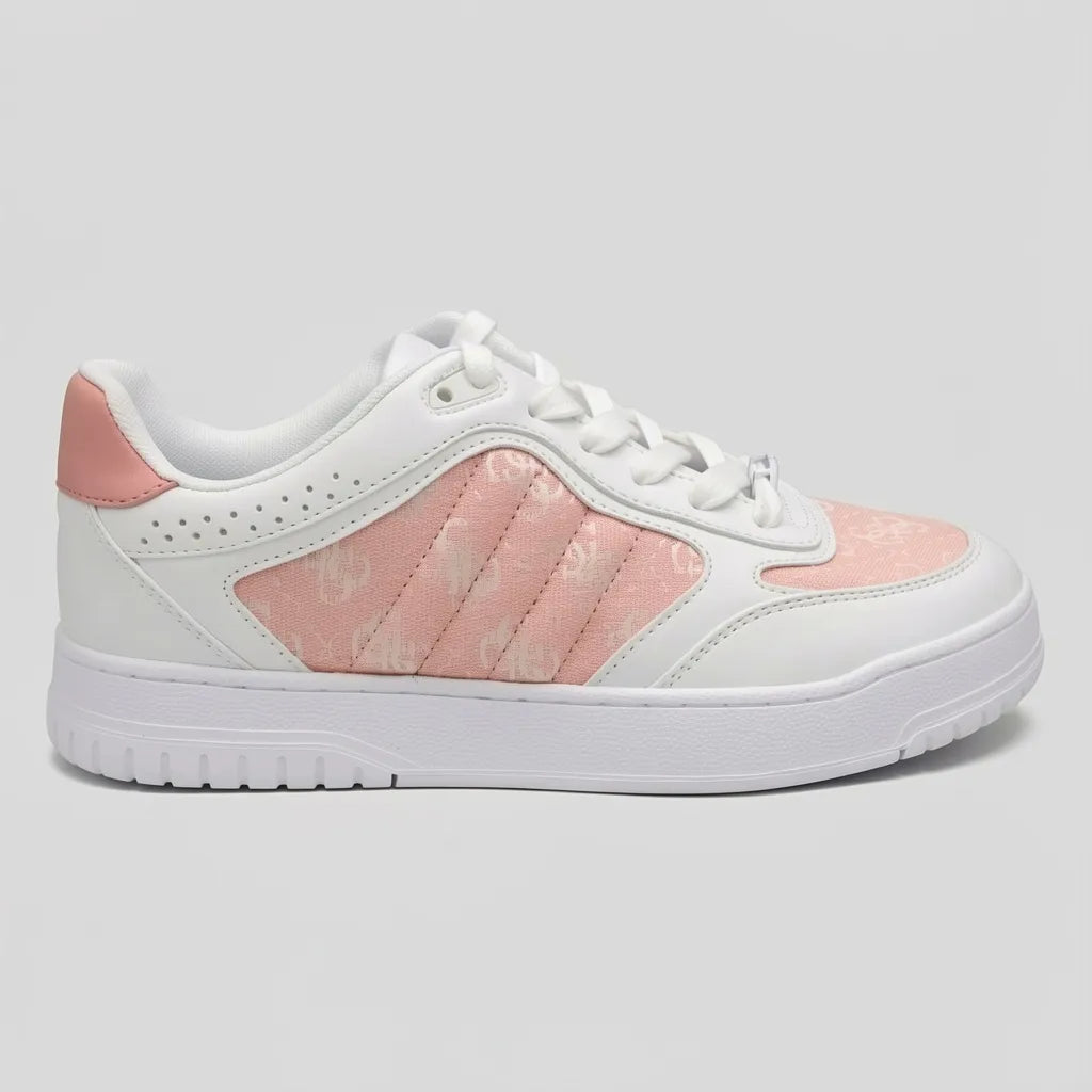 Guess Tenis Plataforma Blanco Estampado Figuras Guess Rosado Lateral y punta Suela Blanca | Photo Studio AI | 1