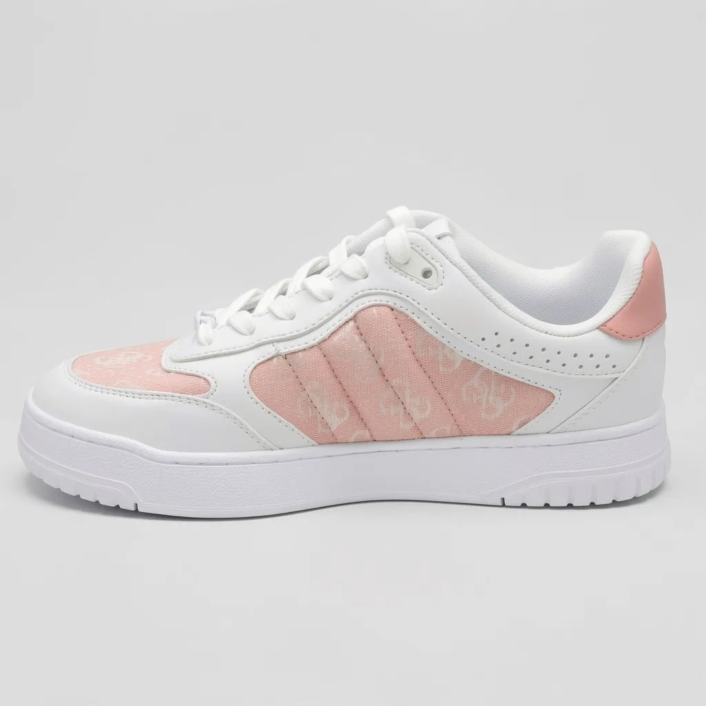 Guess Tenis Plataforma Blanco Estampado Figuras Guess Rosado Lateral y punta Suela Blanca | Photo Studio AI | 2