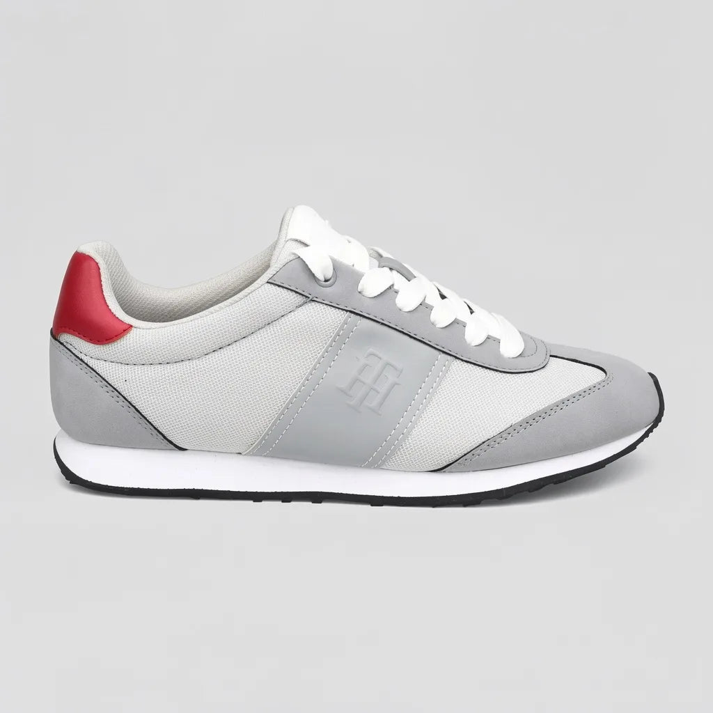 Tommy Tenis Retro Gris Detalles Rojo Talón Suela Blanca/ negro | Photo Studio AI | 1