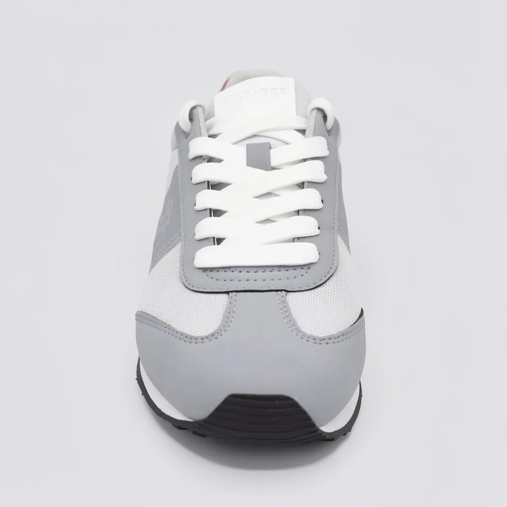 Tommy Tenis Retro Gris Detalles Rojo Talón Suela Blanca/ negro | Photo Studio AI | 3