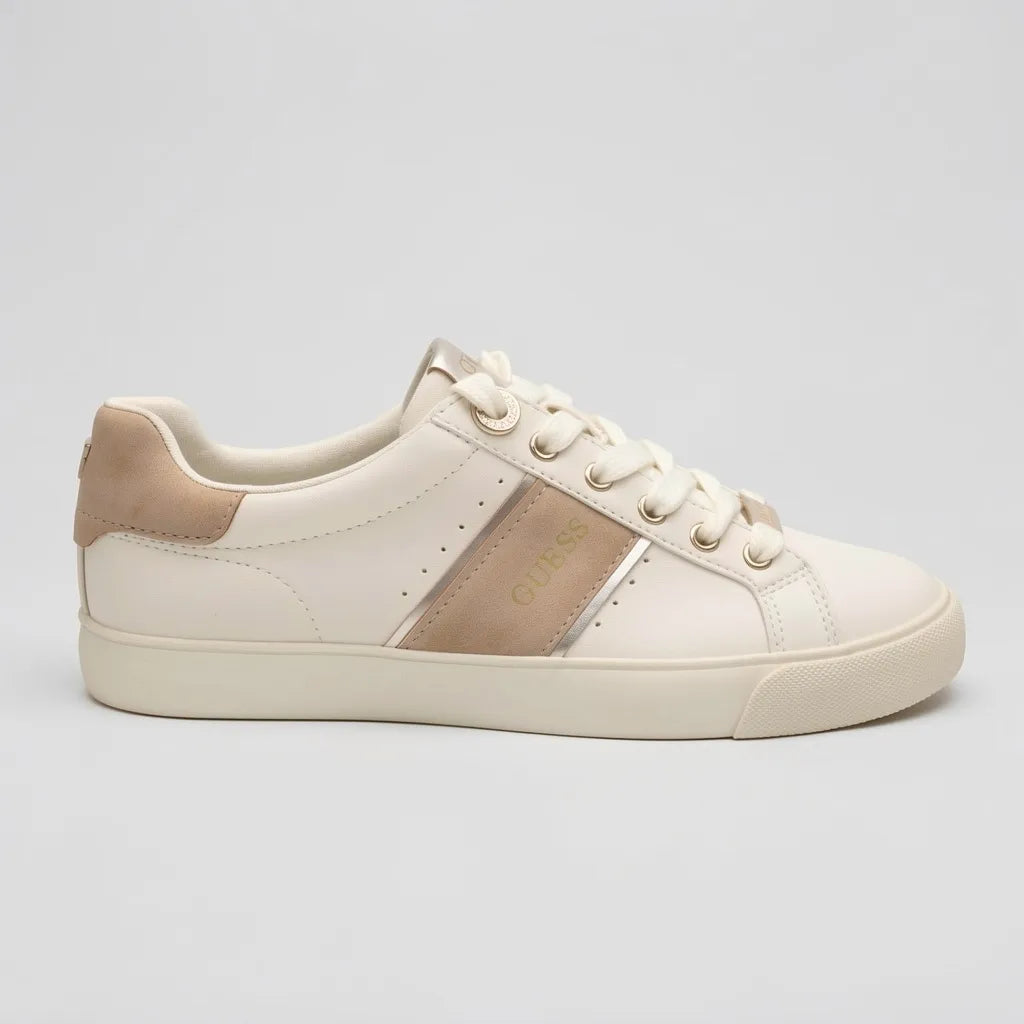Guess Tenis Moderno Crema Detalles Dorado Lateral, Lengüeta y Cintas Suela Crema | Photo Studio AI | 1