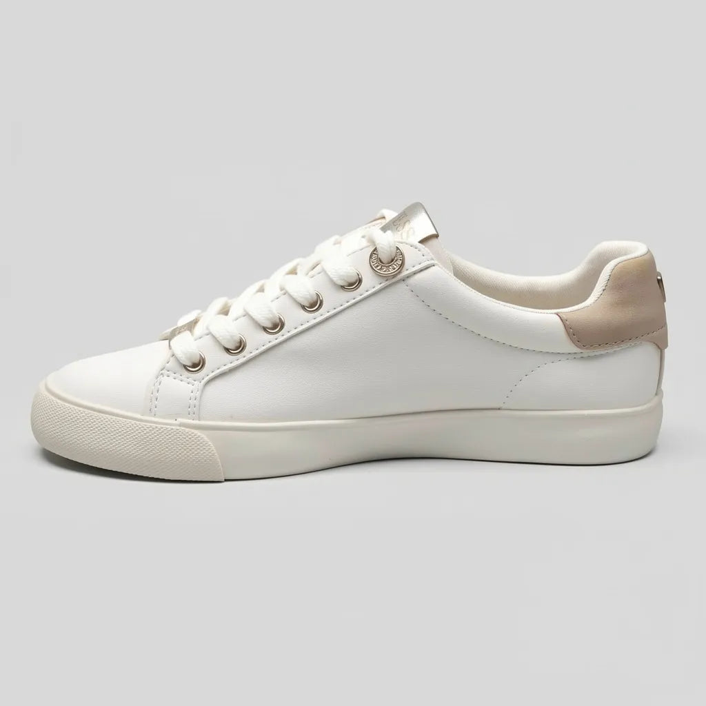 Guess Tenis Moderno Crema Detalles Dorado Lateral, Lengüeta y Cintas Suela Crema | Photo Studio AI | 2