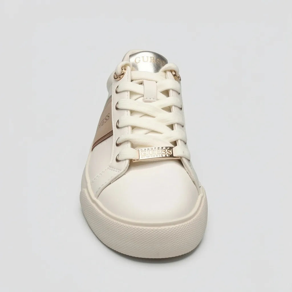 Guess Tenis Moderno Crema Detalles Dorado Lateral, Lengüeta y Cintas Suela Crema | Photo Studio AI | 3