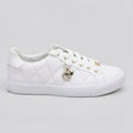 GBG Tenis Moderno Blanco Dijes Dorado Lateral Suela Blanca | Photo Studio AI | 1