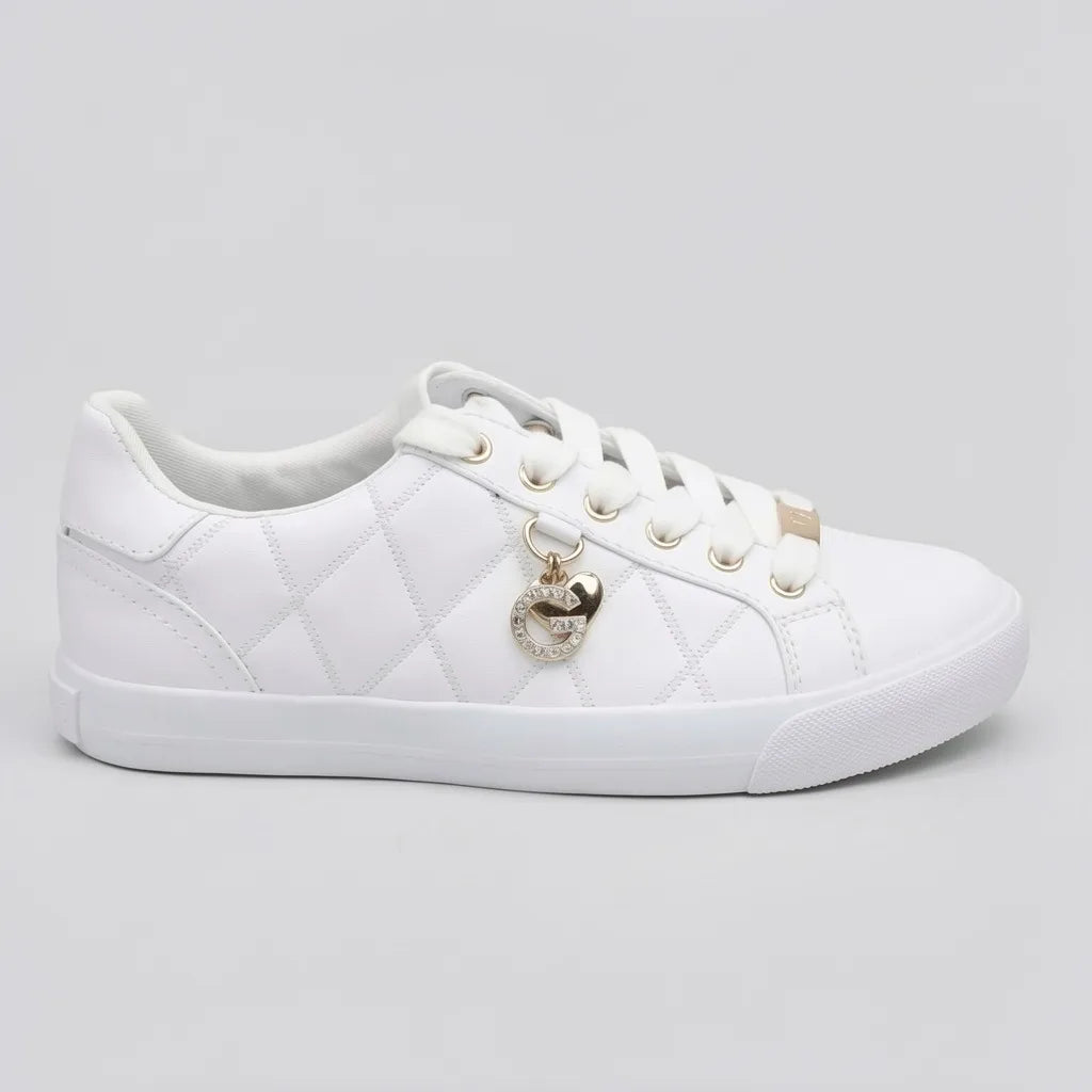 GBG Tenis Moderno Blanco Dijes Dorado Lateral Suela Blanca | Photo Studio AI | 1
