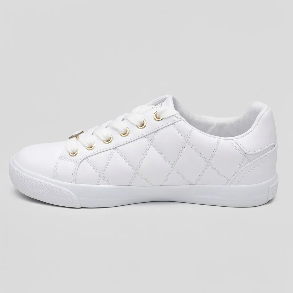 GBG Tenis Moderno Blanco Dijes Dorado Lateral Suela Blanca | Photo Studio AI | 2