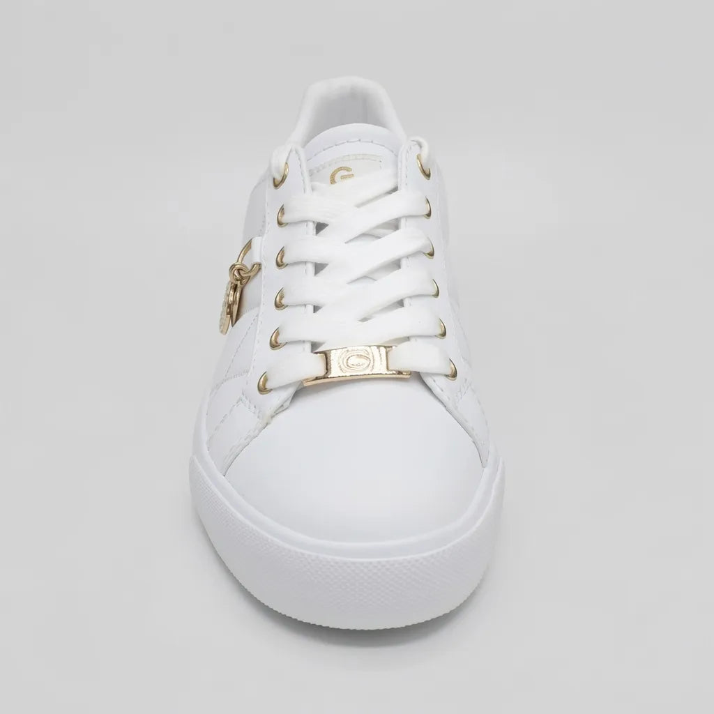 GBG Tenis Moderno Blanco Dijes Dorado Lateral Suela Blanca | Photo Studio AI | 3