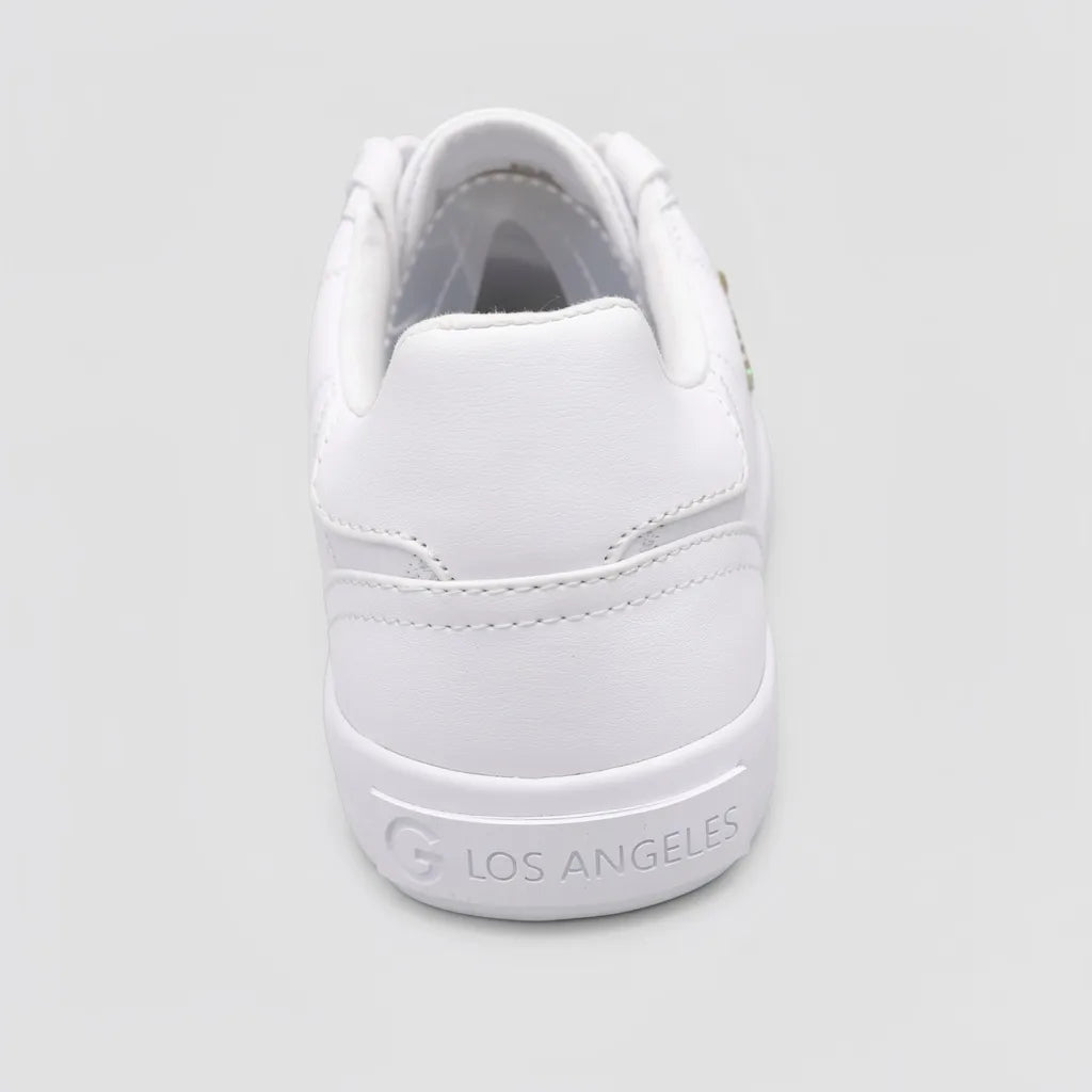 GBG Tenis Moderno Blanco Dijes Dorado Lateral Suela Blanca | Photo Studio AI | 4