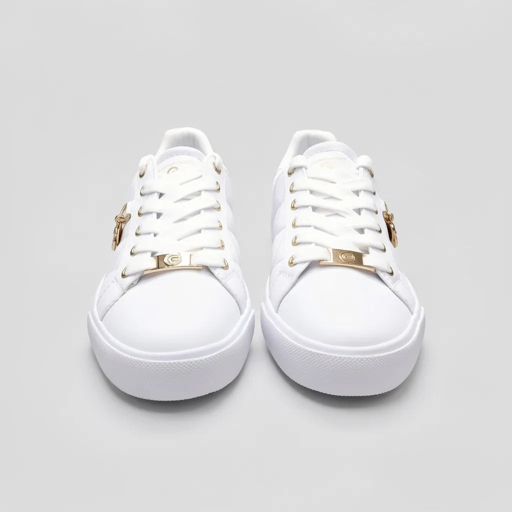 GBG Tenis Moderno Blanco Dijes Dorado Lateral Suela Blanca | Photo Studio AI | 5