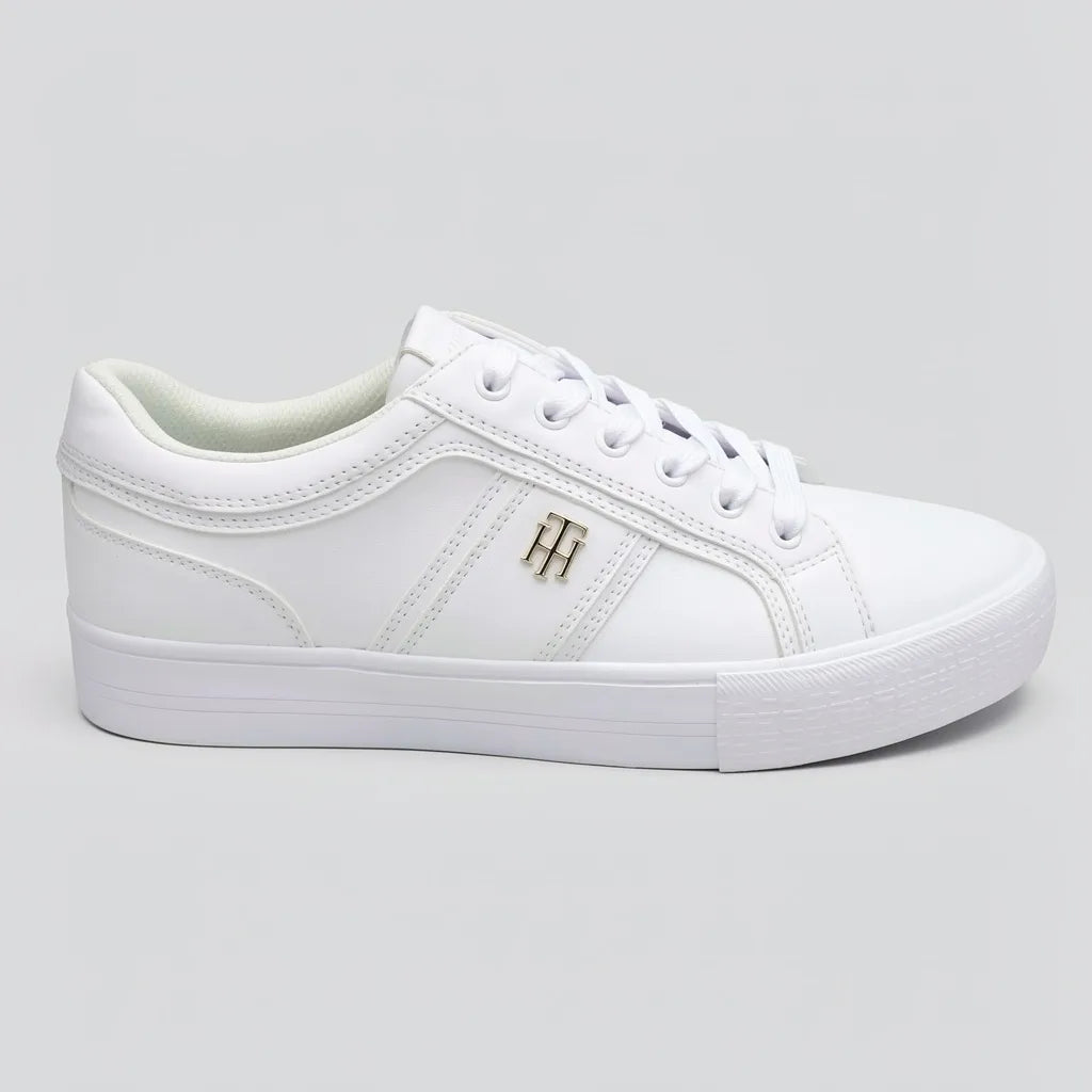 Tommy Tenis Plataforma Blanco Logo Dorado Lateral Suela Blanca | Photo Studio AI | 1