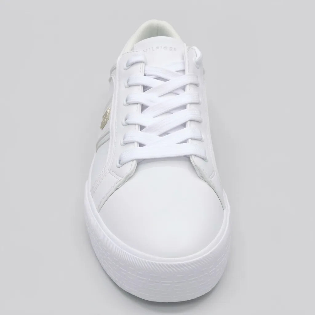 Tommy Tenis Plataforma Blanco Logo Dorado Lateral Suela Blanca | Photo Studio AI | 3