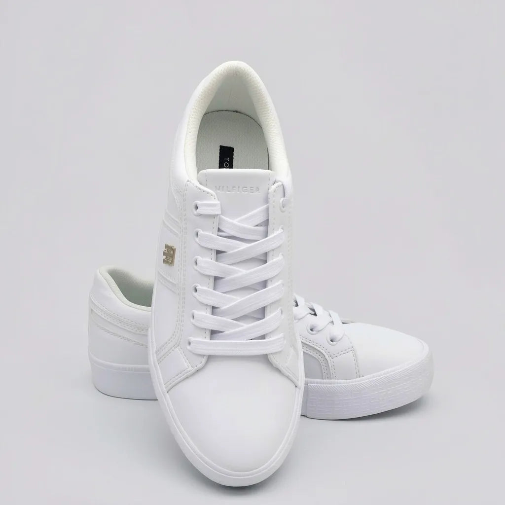 Tommy Tenis Plataforma Blanco Logo Dorado Lateral Suela Blanca | Photo Studio AI | 5