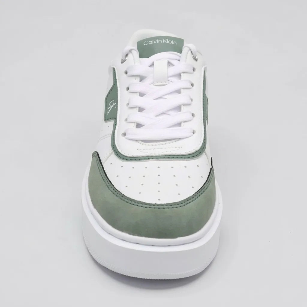 Calvin Klein Tenis Plataforma Blanco Detalles Verde Todo Suela Blanca | Photo Studio AI | 3