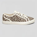 Guess Tenis Moderno Café claro Bordado G Café Oscuro Todo Suela Blanco Hueso | Photo Studio AI | 1