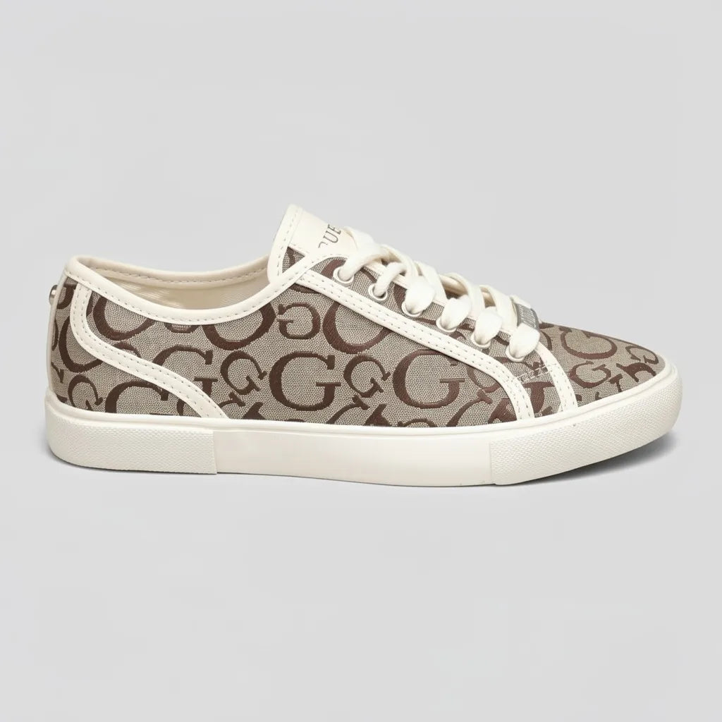 Guess Tenis Moderno Café claro Bordado G Café Oscuro Todo Suela Blanco Hueso | Photo Studio AI | 1