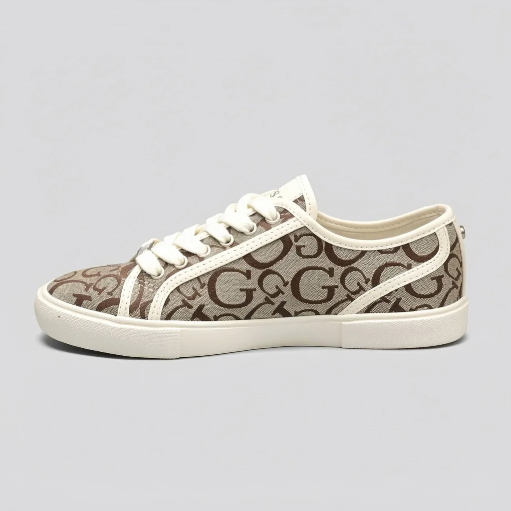 Guess Tenis Moderno Café claro Bordado G Café Oscuro Todo Suela Blanco Hueso | Photo Studio AI | 2