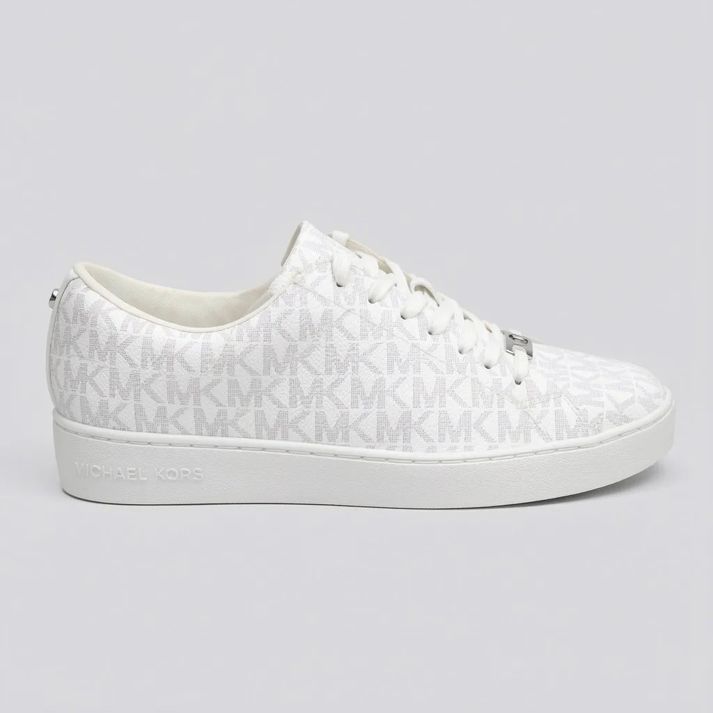 Michael Kors Tenis Moderno Blanco Estampado MK Gris Claro Todo Suela Blanca | Photo Studio AI | 1
