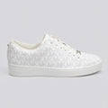 Michael Kors Tenis Moderno Blanco Estampado MK Gris Claro Todo Suela Blanca | Photo Studio AI | 1
