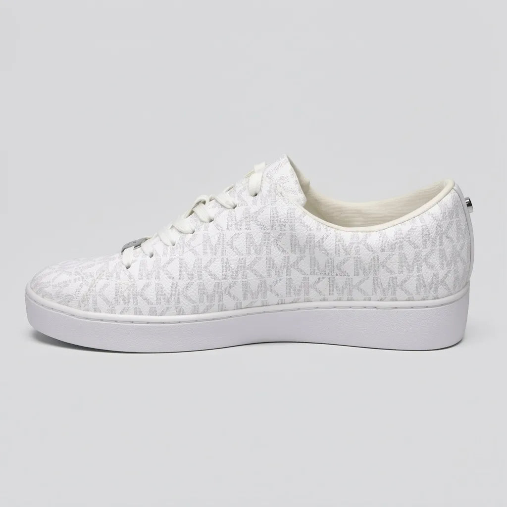 Michael Kors Tenis Moderno Blanco Estampado MK Gris Claro Todo Suela Blanca | Photo Studio AI | 2